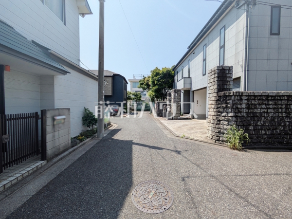 接道状況および現場風景　【練馬区大泉学園町３丁目】周辺環境はもちろん、日当たりや設備仕様など、実際に行ってみないと分からないことも多くございます。ご案内いたしますので、お気軽にお問い合わせください。