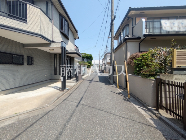 接道状況および現場風景　【練馬区大泉学園町３丁目】物件の事、諸費用の事など、小さな疑問も担当までお気軽にご連絡・ご相談下さい♪
