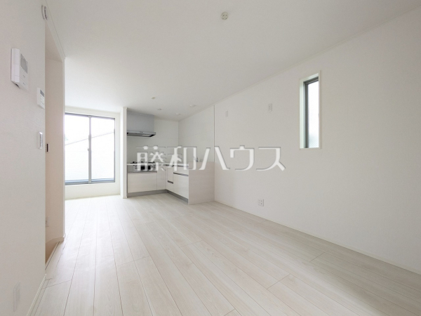 リビング　【立川市高松町１丁目】1階よりも光が差し込みやすい2階にリビングを設置することで、明るいリビングを実現！　