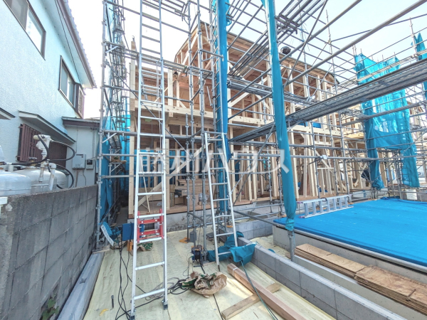 2号棟　外観　【日野市東豊田３丁目】道路から奥まった住まいは、車や人通りも気にならずプライバシーの確保された住空間を保つことができます。