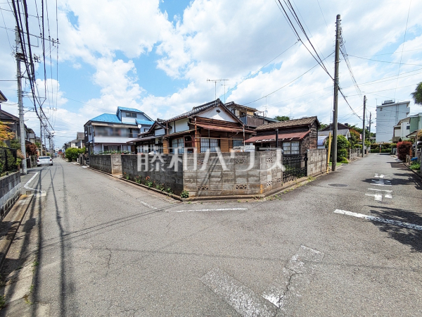 周辺環境も重要なポイントです。ぜひ一度お客様の目でご覧ください。【立川市栄町２丁目】接道状況および現場風景(現況：古屋あり）
