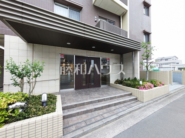 エントランス　【プライヴェル武蔵砂川】
心地良さの中にも洗練を感じさせる、住まう方をやさしく出迎えるエントランス　
