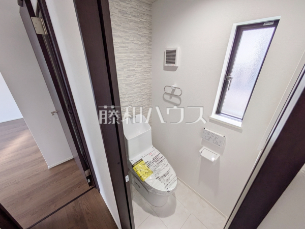 温水洗浄便機能付きトイレで清潔にご使用いただけます。 　【ふじみ野市元福岡１丁目】
