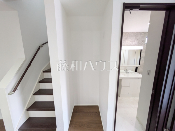 家族が毎日顔を合わせられるよう階段はリビング内に設けました。　【ふじみ野市元福岡１丁目】