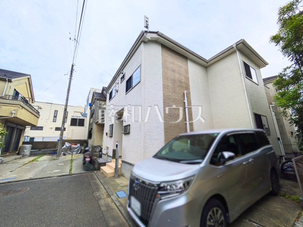 接道状況および現場風景　【小平市鈴木町１丁目】 戸建住宅が立ち並ぶ住宅地。静かな時間の流れ。ゆっくりと傾きを変えていく陽の光が清楚な家々を色鮮やかに演出してくれます。 