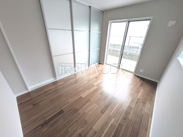 居室　【所沢市狭山ケ丘２丁目】
木目が美しいウッディなフローリングの居室は、穏やかで心安らぐ空間となるでしょう。　