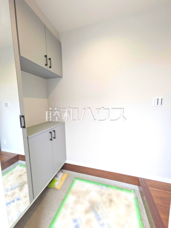 玄関　【所沢市狭山ケ丘２丁目】
「住まいの顔」とも言われ、家全体のイメージを左右する重要な玄関スペース。お気に入りのインテリア用品や小物などで素敵な空間を演出してください。　