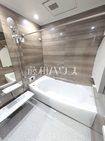 浴室　
一日の疲れを癒してくれるバスルームは、ゆったりと半身浴をしながら読書を楽しんだりお子様と一緒に入浴したりと寛げる空間です。お気に入りの入浴剤を使用してリラックスした空間を演出できます。　