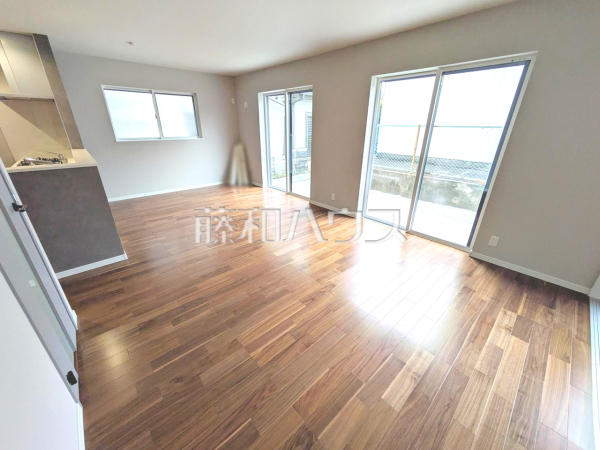 リビング　【所沢市狭山ケ丘２丁目】
たくさんの窓から陽が差し込む明るく開放的なリビング　