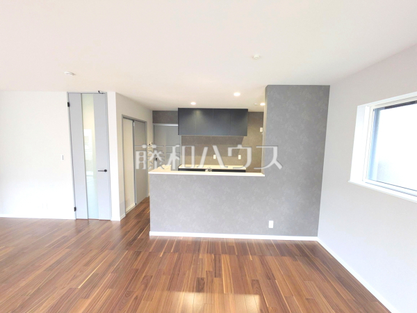 リビング　【所沢市狭山ケ丘２丁目】