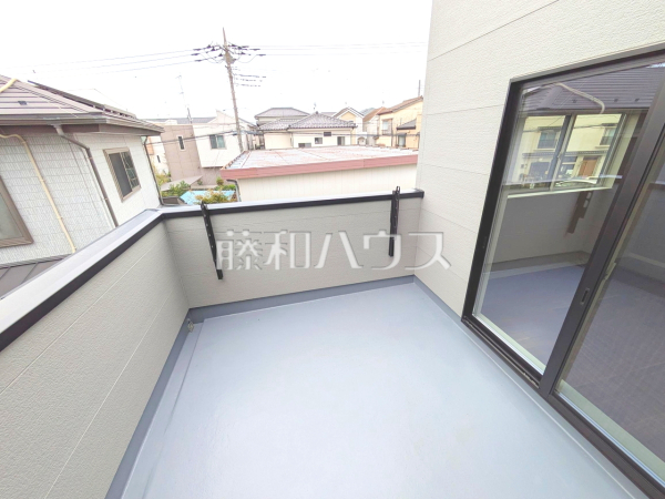 バルコニー　【所沢市狭山ケ丘２丁目】

バルコニーの先には、四季折々の木々や日差しが降り注ぐ『我が家の庭園』となる専用庭がございます。お好みの木花とともに憩いの場へ誘います。　