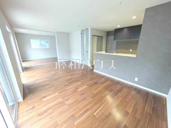 リビング　【所沢市狭山ケ丘２丁目】
たっぷりの日差しや心地良い風が入る、広々としたリビングが魅力　