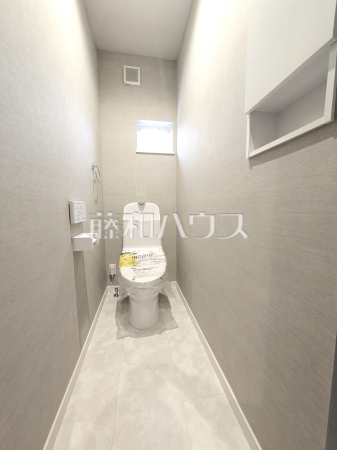 トイレ　【所沢市狭山ケ丘２丁目】
トイレはいつまでも清潔な空間を保てるように、目に留まるだけではなく、汚れを拭き取り易いフロアと壁紙にしました。　