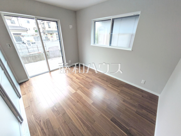 居室　【所沢市狭山ケ丘２丁目】
幼い頃のたくさんの想い出が詰まった実家の部屋。それは特別な場所としていつまでも心に残っています。いつかこの部屋が子供たちにとってのそのような場所になるのかな？　