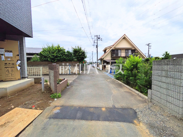接道状況および現場風景　【川越市上野田町】 見学はしたいけど、なかなか時間が取れない・・・そんな方に出勤前や仕事終わりにマイホームを見学できるサポートをいたします。 