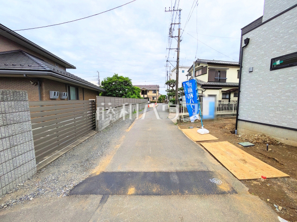 接道状況および現場風景　【川越市上野田町】 周辺環境はもちろん、日当たりや設備仕様など、実際に行ってみないと分からないことも多くございます。ご案内いたしますので、お気軽にお問い合わせください。 