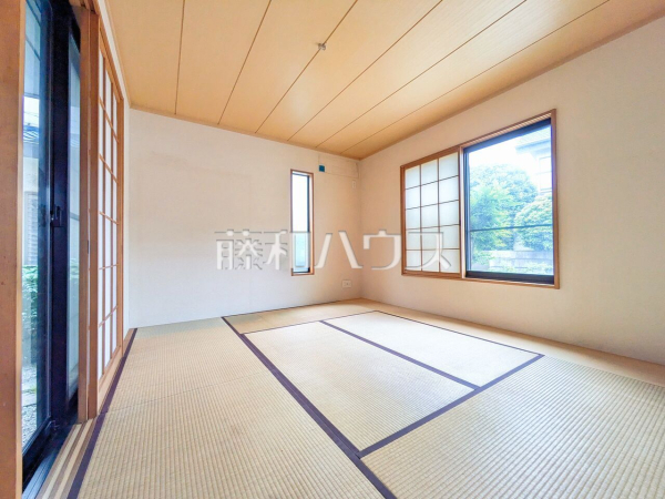 和室は家事の合間のちょっとしたひと息や、お子様のお昼寝にちょうど良い空間です。 　【東久留米市小山１丁目】