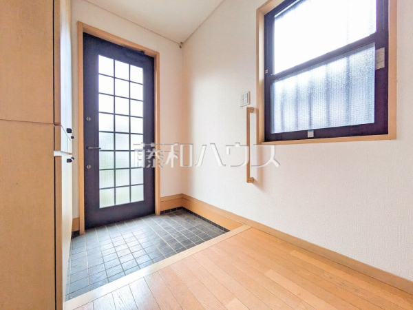  自然光を取り入れ明るい空間になるよう設計された玄関です。 　【東久留米市小山１丁目】