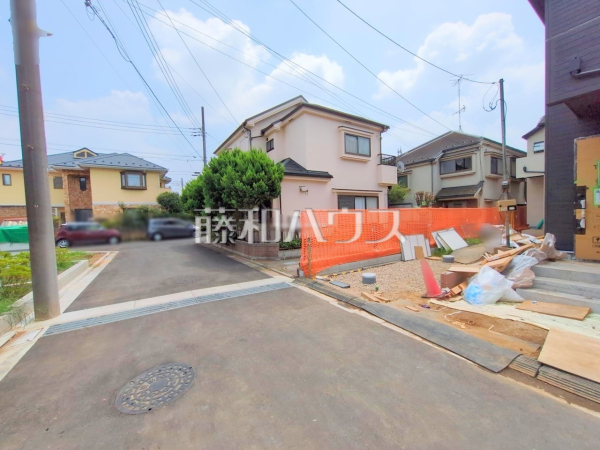 接道状況および現場風景　【東久留米市氷川台１丁目】 見学はしたいけど、なかなか時間が取れない・・・そんな方に出勤前や仕事終わりにマイホームを見学できるサポートをいたします。 