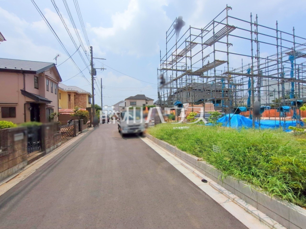 接道状況および現場風景　【東久留米市氷川台１丁目】前面道路の幅員は約5ｍありますので、車の出し入れもスムーズに行えます。
