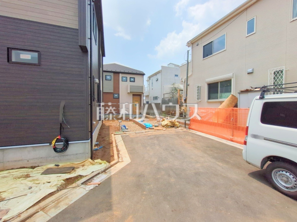 接道状況および現場風景　【東久留米市氷川台１丁目】 平日のご案内も可能です。まずはお気軽にお問合せ下さいませ。 