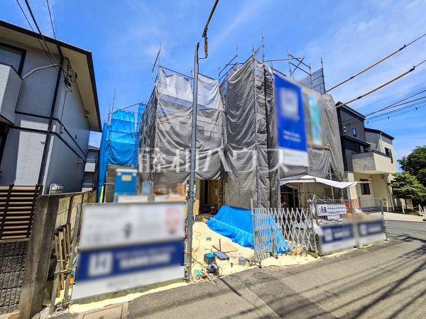 ≪1号棟　外観≫ ゆったり1坪サイズの浴室仕様。追焚き機能付きなので、生活時間の違う家族に便利です。  【調布市上石原１丁目】