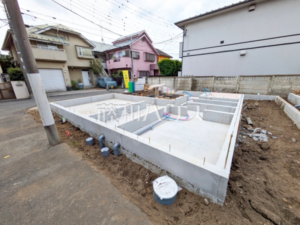 ≪1号棟　外観≫ まだまだ建築中ですが、ぜひ現地をご覧になりませんか？基礎の状態は建築中にしかご覧になれません！ 　【調布市上石原１丁目】