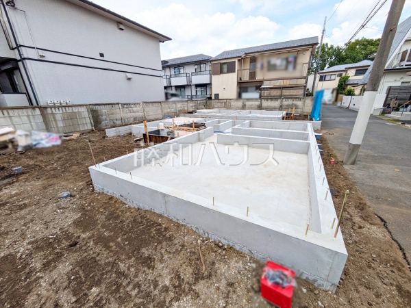 ≪1号棟　外観≫階段には手すりを標準装備し、段差を最小限に抑えたバリアフリータイプの住宅。　【調布市上石原１丁目】