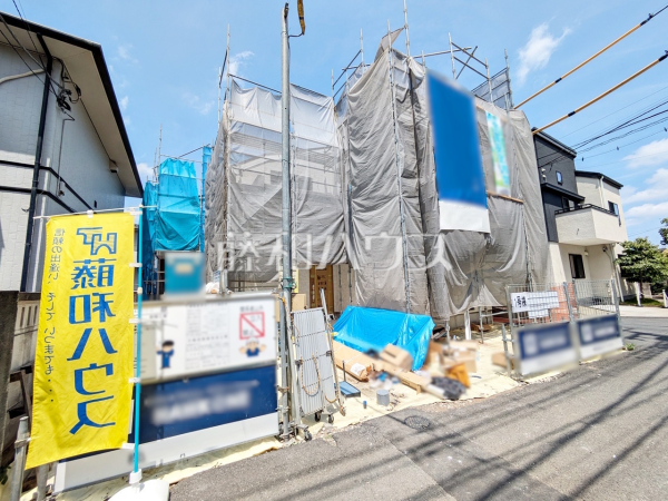 ≪1号棟　外観≫階段には手すりを標準装備し、段差を最小限に抑えたバリアフリータイプの住宅。　【調布市上石原１丁目】