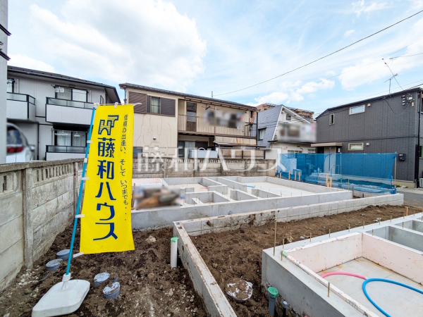 ≪2号棟　外観≫ 道路から奥まった住まいは、車や人通りも気にならずプライバシーの確保された住空間を保つことができます。 　　【調布市上石原１丁目】