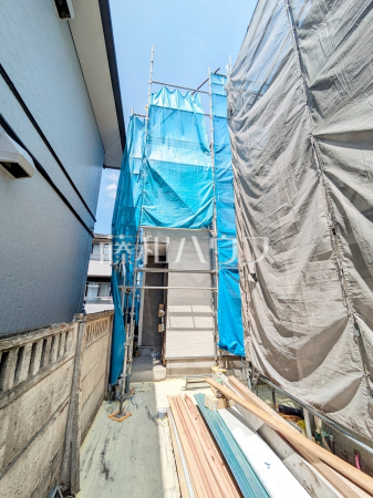 ≪2号棟　外観≫ 道路から奥まった住まいは、車や人通りも気にならずプライバシーの確保された住空間を保つことができます。 　【調布市上石原１丁目】
