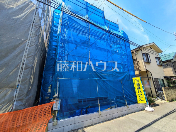 ≪2号棟　外観≫対面キッチンや リビングに階段を配置しました。いつでも家族の顔が見えるのがメリットとして喜ばれています。 　　【調布市上石原１丁目】