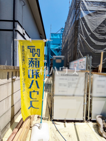 ≪2号棟　外観≫ 道路から奥まった住まいは、車や人通りも気にならずプライバシーの確保された住空間を保つことができます。 　【調布市上石原１丁目】