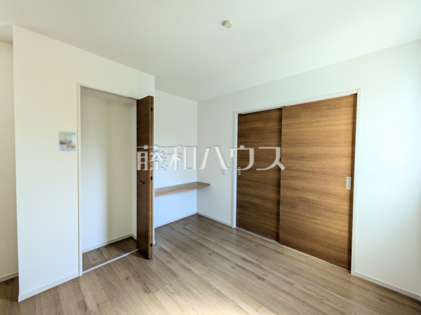 2号棟　リビング・パントリー、カウンターデスク　【福岡市城南区友丘４丁目】