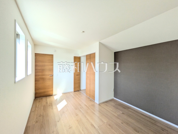 各居室にはクローゼットを完備し、家具を置くスペースが確保しやすい設計がされております。　2号棟　居室　【福岡市城南区友丘４丁目】