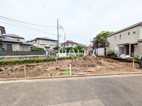 ≪現地外観≫ 周囲に高い建物のないエリアのため、空が大きく感じます。 【狛江市岩戸南３丁目】