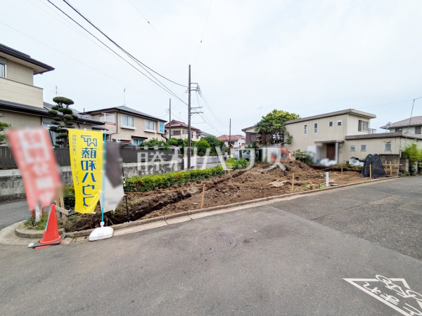 ≪現地外観≫敷地面積約47.08坪とゆとりある広さで、カースペースも2台可能（車種による）。2台所有のご家庭や、普段使い用と趣味のお車の2台所有しても安心です。　【狛江市岩戸南３丁目】