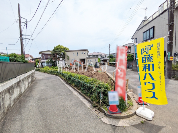 ≪現地外観≫ 第三者機関により住宅の品質や性能を評価し「安心・安全」を保証する【住宅性能評価書】を取得しております。 【狛江市岩戸南３丁目】