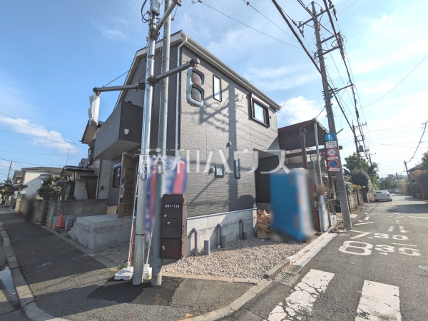 接道状況および現場風景　【東村山市恩多町４丁目】太陽に愛され、日当り・通風に優れた魅力的で快適さを追求した邸宅。ここに住むからこそ意味がある。そんな特別感に浸ってみませんか。 
