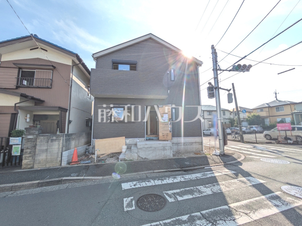接道状況および現場風景　【東村山市恩多町４丁目】周辺環境はもちろん日当たりや設備仕様など実際に行ってみないと分からないことも多くございます。営業担当がご案内いたしますのでお気軽にお問い合わせください。