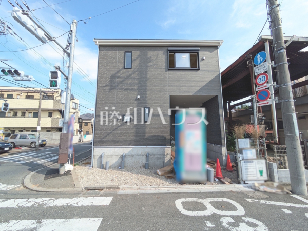 外観　【東村山市恩多町４丁目】ります。
まだまだ建築中ですが、ぜひ現地をご覧になりませんか？上棟の状態は建築中にしかご覧になれません！
