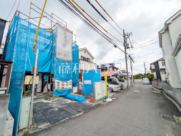 ≪接道状況≫ 周囲に高い建物のないエリアのため、空が大きく感じます。 　【府中市押立町４丁目】
