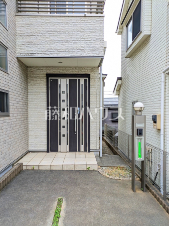 玄関　【八王子市大谷町】
玄関前は家の「顔」です。お客様をお出迎えする玄関アプローチをオシャレに飾ってみてはいかがでしょうか。　