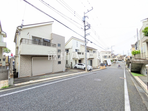 接道状況および現場風景　【八王子市大谷町】 周辺は落ち着いた雰囲気の住宅地です。小さなお子様がいるご家庭も安心です。 