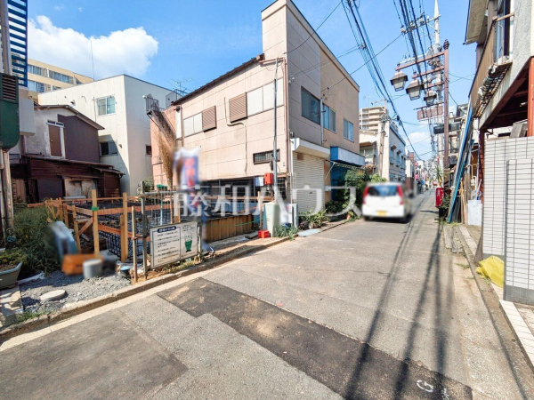 接道状況および現場風景　【清瀬市松山１丁目】 見学はしたいけど、なかなか時間が取れない・・・そんな方に出勤前や仕事終わりにマイホームを見学できるサポートをいたします。 