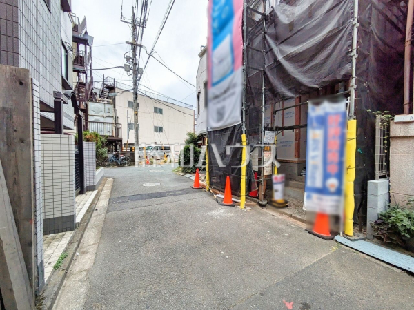 完成前ですがご見学が可能です。通常ではなかなか見ることのできない建物構造も、建築中だからこそご覧になれます。 
接道状況および現場風景　【清瀬市松山１丁目】 