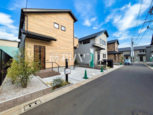 接道状況および現場風景　【小平市花小金井３丁目】 大型分譲地ならではの多彩なバリエーションの間取りで、ご家族皆様のライフスタイルに合った邸宅がきっと見つかると思います。 