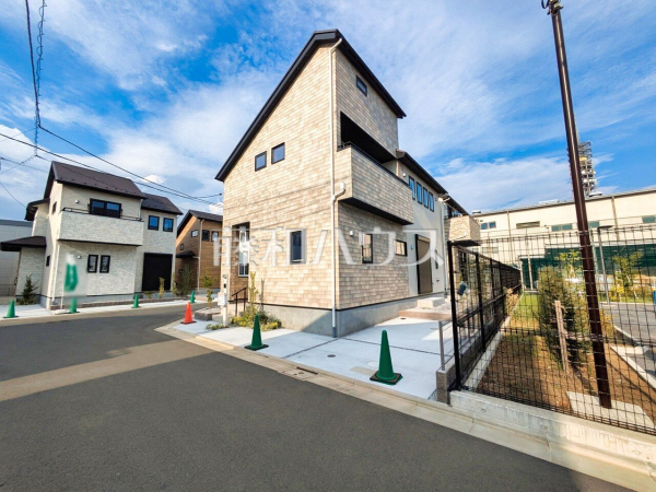 接道状況および現場風景　【小平市花小金井３丁目】日当たりや設備仕様など、実際に行ってみないと分からないことも多くございます。営業担当がご案内いたしますので、お気軽にお問い合わせください。