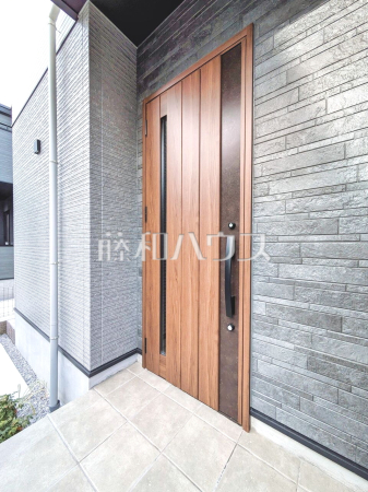 8号棟　玄関　【新座市池田３丁目】