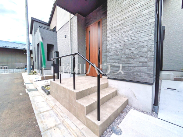 8号棟　玄関　【新座市池田３丁目】